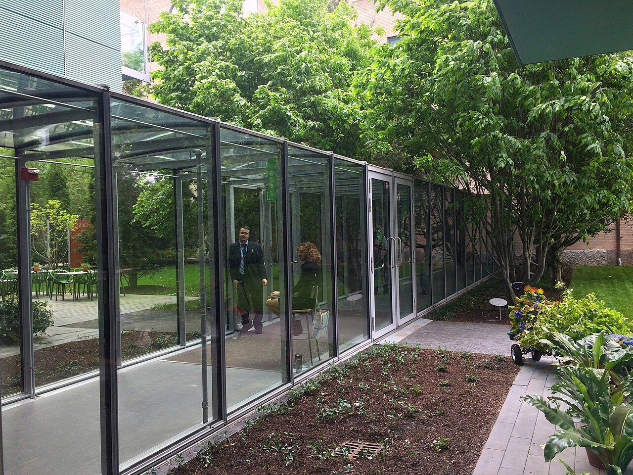 A glass corridor through the garden between the old palace and the new wing